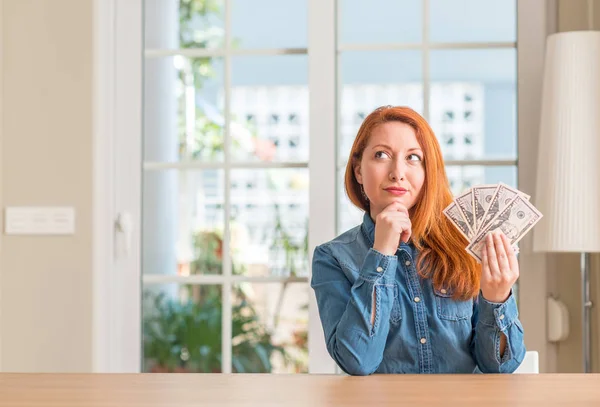 Roodharige Vrouw Met Dollar Biljetten Huis Ernstig Gezicht Denken Vraag — Stockfoto