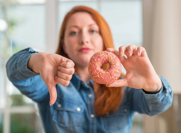 Mujer Pelirroja Sosteniendo Donut Casa Con Cara Enojada Signo Negativo —  Fotos de Stock
