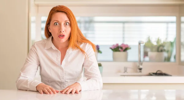 Pelirroja Cocina Asustada Sorprendida Con Expresión Sorpresa Miedo Cara Excitada —  Fotos de Stock