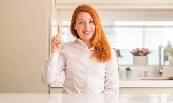 Rossa Donna Cucina Mostrando Indicando Con Dito Numero Uno Mentre — Foto Stock