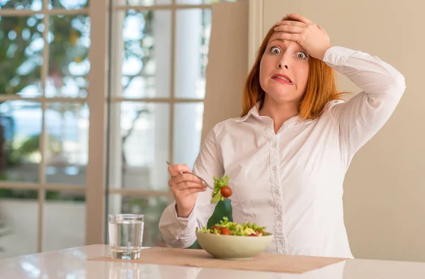 Mulher Ruiva Comendo Salada Verde Fresca Casa Estressada Com Mão — Fotografia de Stock