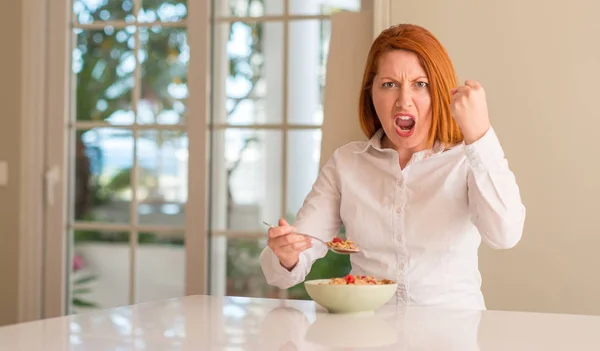 Κοκκινομάλλης Γυναίκα Τρώει Δημητριακά Σμέουρα Στο Σπίτι Ενοχλημένοι Και Απογοητευμένοι — Φωτογραφία Αρχείου