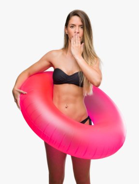 Pembe float kapak ağız hata, korku, ifade için utanç ile şok eliyle tutarak bikinili güzel genç kadın sessizce, gizli kavramı korkuttu