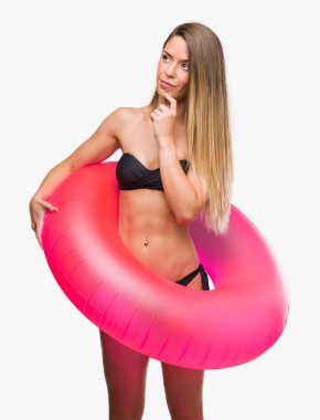 Pembe float ciddi bir yüz düşünme hakkında soru, çok karışık fikir tutan Bikini güzel genç kadın