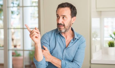 Yakışıklı orta yaş erkek tarafına el ve parmak ile işaret çok mutlu