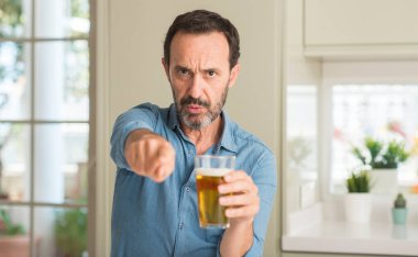 Orta yaş dostum içme bira kamera ve size parmak ile işaret, el işareti, pozitif ve kendinden emin bir jest ön