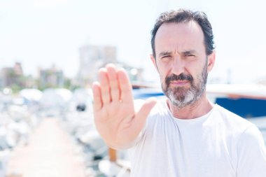 Yakışıklı orta yaş erkek Marina açık eliyle dur işareti ile ciddi ve kendine güvenen ifade, savunma hareketi yapıyor
