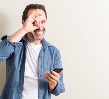 Komuta sizde mutlu yüz el parmaklarının arasından seyir göz üzerinde ok işaretiyle yapıyor gülümseyen ile Smartphone kullanarak