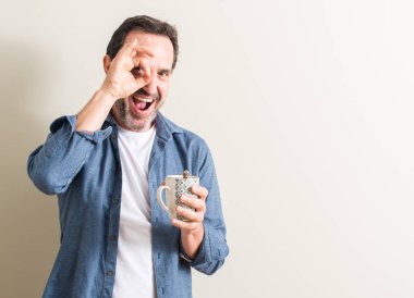 Komuta sizde mutlu yüz el parmaklarının arasından seyir göz üzerinde ok işaretiyle yapıyor gülümseyen bir kupa kahve içme