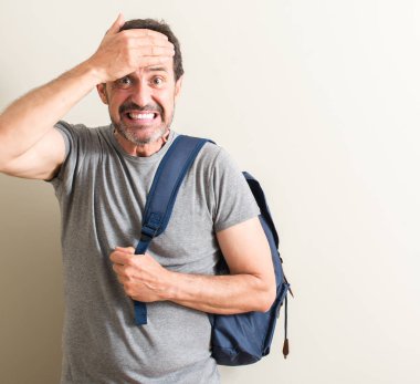 Komuta sizde baş, el ile vurguladı sırt çantası kullanarak şok utanç ve sürpriz suratla, öfkeli ve sinirli. Korku ve hata için üzgün.