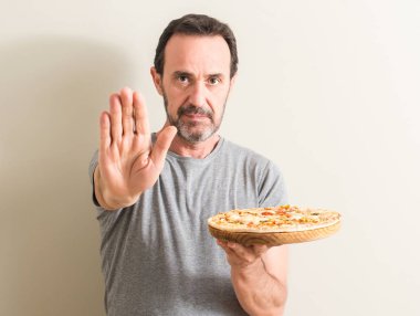 Komuta sizde açık eliyle dur işareti ile ciddi ve kendine güvenen ifade, savunma jest yapıyor pizza holding