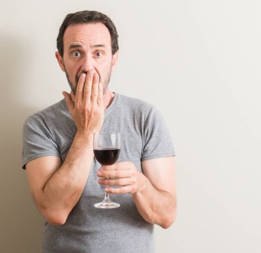 Hata, korku, sessizlik içinde gizli kavramı korkmuş ifade için utanç ile komuta sizde el ile cam kapak ağzına kırmızı şarap içme şok