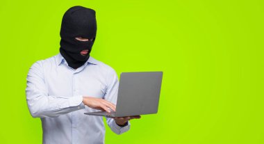 Bilgisayar dizüstü emin bir ifade ile acımak yüz ciddi düşünüyorum tutan bir hacker adam iş