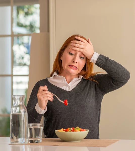 Rödhårig Kvinna Äta Fruktskål Kiwi Och Jordgubbar Hemma Stressad Med — Stockfoto
