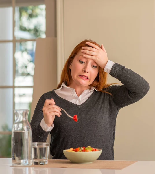 Mulher Ruiva Comendo Fruteira Kiwi Morango Casa Estressado Com Mão — Fotografia de Stock