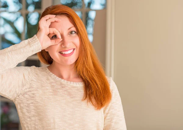 Pelirroja Mujer Casa Con Cara Feliz Sonriendo Haciendo Signo Con —  Fotos de Stock