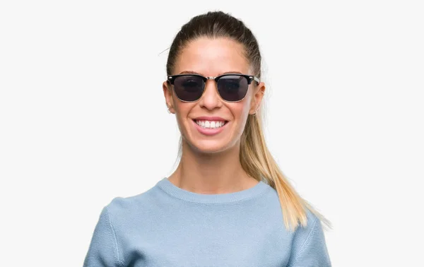 Beautiful Young Woman Wearing Sunglasses Ponytail Happy Face Standing Smiling — Stock Photo, Image