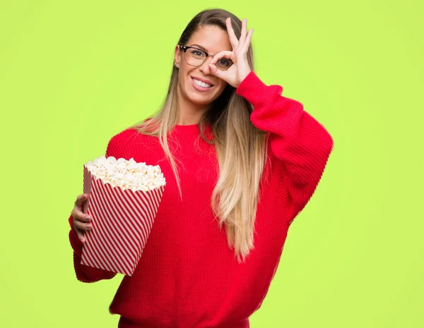 Bella Giovane Donna Mangiare Popcorn Con Viso Felice Sorridente Facendo — Foto Stock