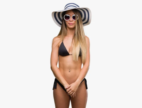 Hermosa Mujer Joven Con Bikini Gafas Sol Sombrero Deprimido Preocuparse — Foto de Stock