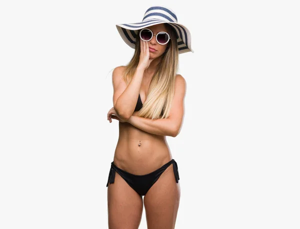 Hermosa Joven Con Bikini Gafas Sol Sombrero Pensando Que Cansada — Foto de Stock