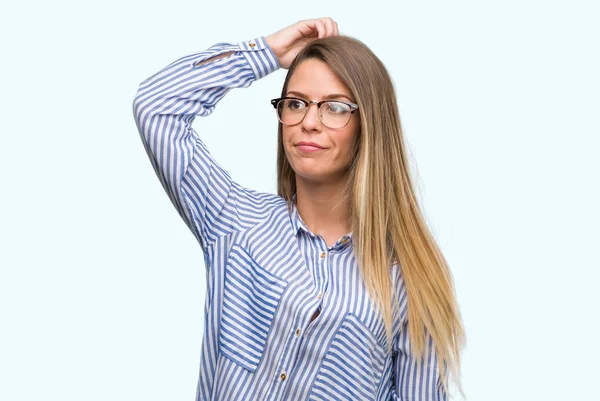 Mulher Bonita Vestindo Camisa Elegante Óculos Confundem Perguntam Sobre Pergunta — Fotografia de Stock