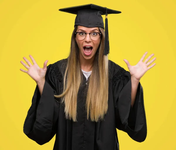 Hermosa Joven Con Gafas Bata Graduación Muy Feliz Emocionada Expresión — Foto de Stock