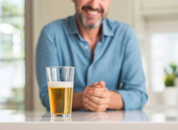 Średnim Wieku Człowiek Picia Piwa Szczęśliwy Twarz Stałego Uśmiechając Się — Zdjęcie stockowe