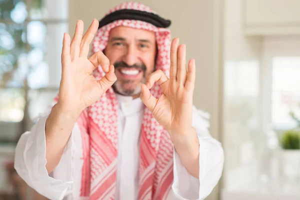 Homem Árabe Meia Idade Casa Fazendo Sinal Com Dedos Excelente — Fotografia de Stock