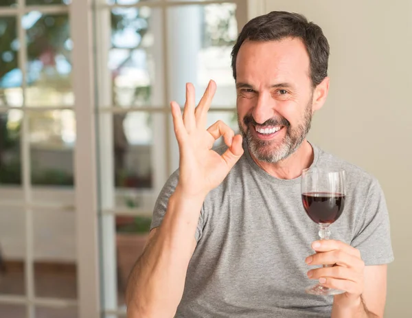 Μέση Ηλικία Άνθρωπος Πίνει Ένα Ποτήρι Κρασί Κάνει Εντάξει Πινακίδα — Φωτογραφία Αρχείου