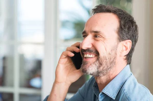 Uomo Mezza Età Utilizzando Smartphone Con Volto Felice Piedi Sorridente — Foto Stock