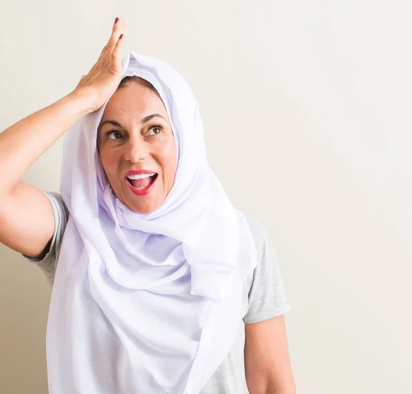 Orta Yaş Arap Kadın Baş Ile Vurguladı Beyaz Hijab Giyen — Stok fotoğraf