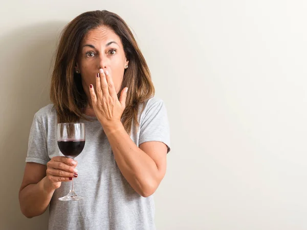 Vrouw Van Middelbare Leeftijd Drinken Van Rode Wijn Een Glas — Stockfoto