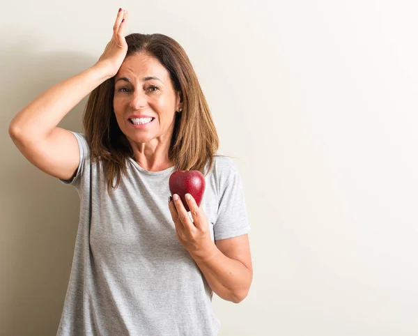 Donna Mezza Età Che Tiene Una Mela Verde Stressata Con — Foto Stock