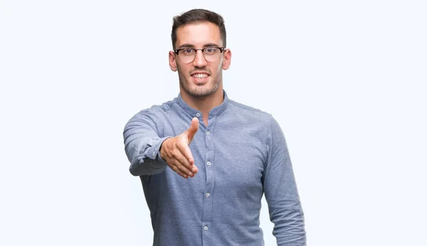 Beau Jeune Homme Élégant Portant Des Lunettes Souriant Amical Offrant — Photo