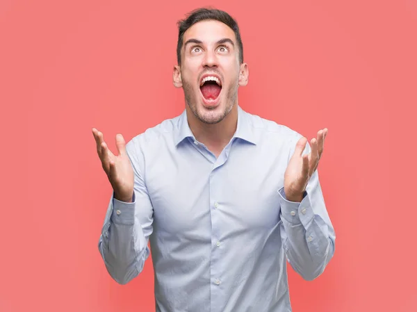 Jóképű Fiatal Üzletember Őrült Őrült Kiabálás Kiabálás Agresszív Arckifejezéssel Felemelt — Stock Fotó