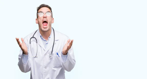 Schöner Junger Arzt Verrückt Und Verrückt Schreiend Und Schreiend Mit — Stockfoto
