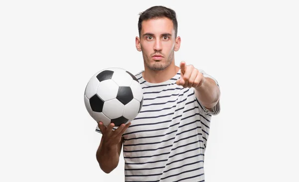 サッカーのカメラと 正面からポジティブで自信のジェスチャーと指差し呼称を保持しているハンサムな若い男 — ストック写真