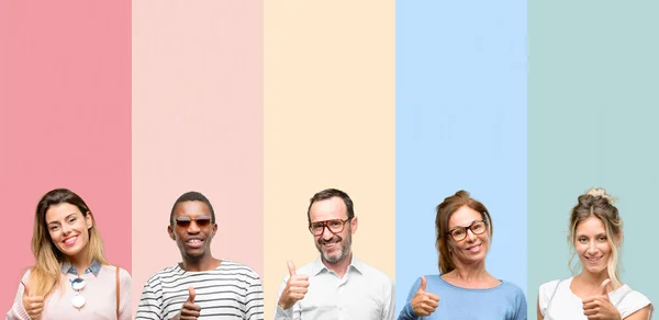 Grupo Mixto Personas Mujeres Hombres Sonriendo Ampliamente Mostrando Los Pulgares — Foto de Stock