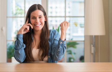 Genç kadın gurur çığlık ve zafer ve başarı çok heyecanlı, kutluyor smartphone kullanarak duygu tezahürat