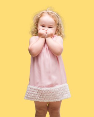 Güzel sarışın yürümeye başlayan çocuk el hareketi