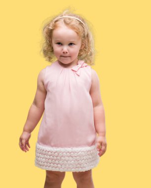 Güzel sarışın yürümeye başlayan çocuk el hareketi