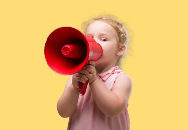 Güzel sarışın yürümeye başlayan çocuk megafon ile bağırarak