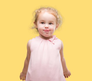 Güzel sarışın yürümeye başlayan çocuk el hareketi