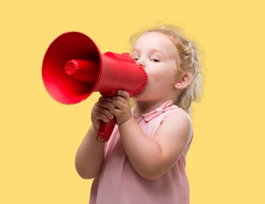 Güzel sarışın yürümeye başlayan çocuk megafon ile bağırarak