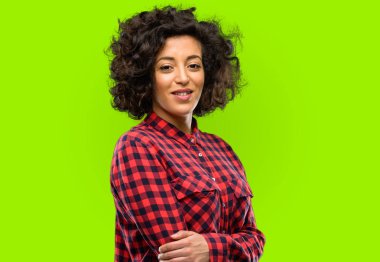 Güzel Arap kadın kendinden emin ve mutlu bir büyük doğal gülümseme gülmek ile