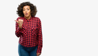 Güzel Arap kadın mutlu ve yukarı dönük ifade wow jest tezahürat