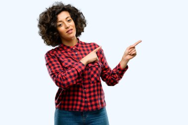 Güzel Arap kadın uzak yan parmak ile işaret