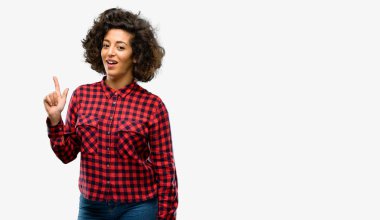 Güzel Arap kadın uzak yan parmak ile işaret