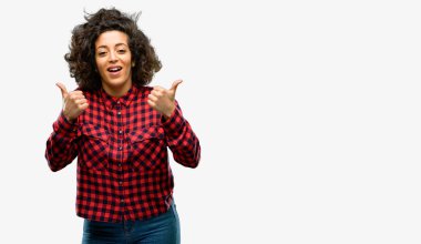 Jest kamera, gibi ifade ve onay için genel olarak gösterilen gülümseyen güzel Arap kadın yaşasın