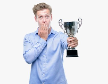 Genç yakışıklı sarışın adam bir kupa kapak ağzı el için hata, ifade korku, utanç ile şok ile tutarak sessizlik içinde gizli kavramı korkuttu